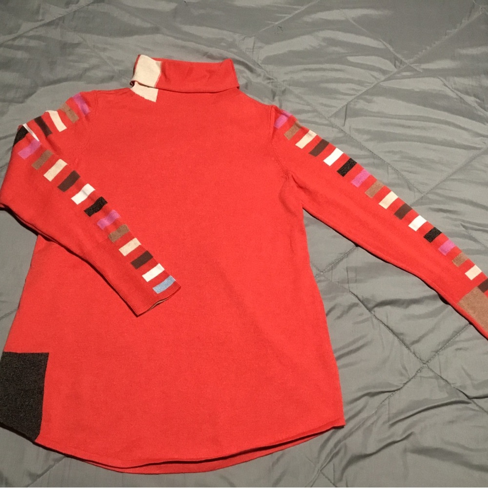 Colorful sweater with detail of stripes on the sleeves